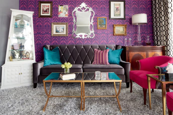 papel de parede rosa e roxo na sala de estar