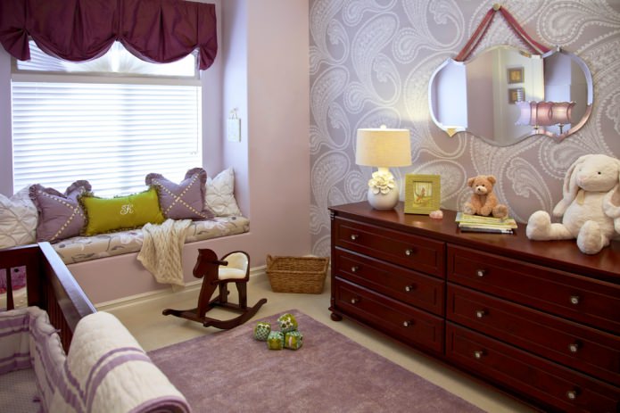 quarto infantil com paredes lilás