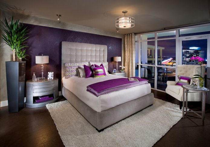 quarto com papel de parede roxo