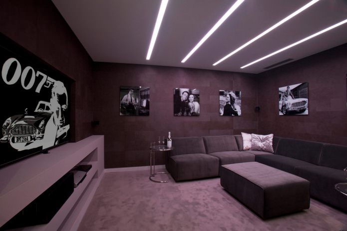 sala de estar em tons de roxo escuro