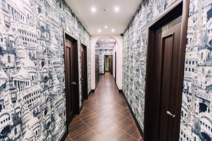 papel de parede com estampa de cidade no corredor