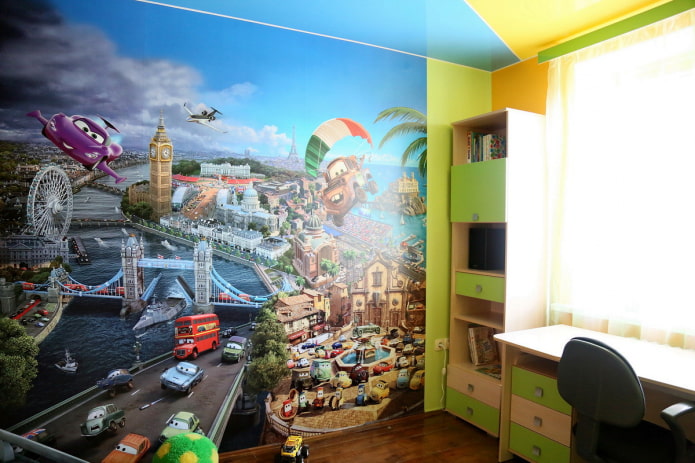 papel de parede com imagem de uma cidade no quarto de uma criança