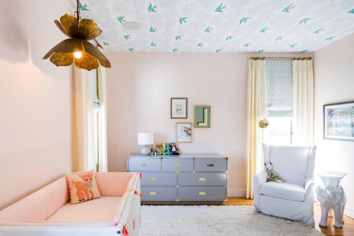 interior de quarto infantil com papel de parede no teto