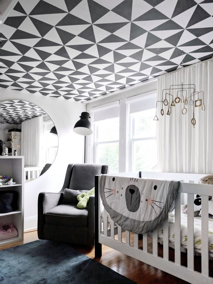 interior de quarto infantil com papel de parede no teto
