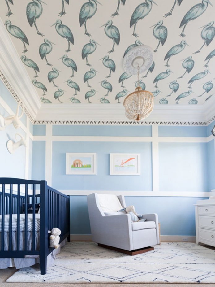 interior de quarto infantil com papel de parede no teto