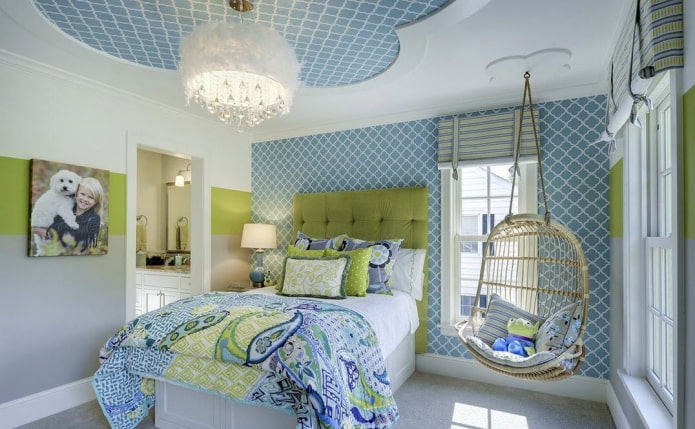 papel de parede azul para teto no interior de um quarto infantil