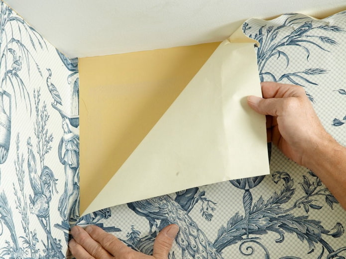 papel de parede descascou sob o teto