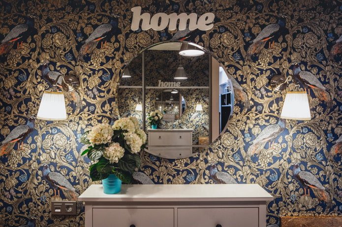 Papel de parede azul com padrão floral dourado e pavões