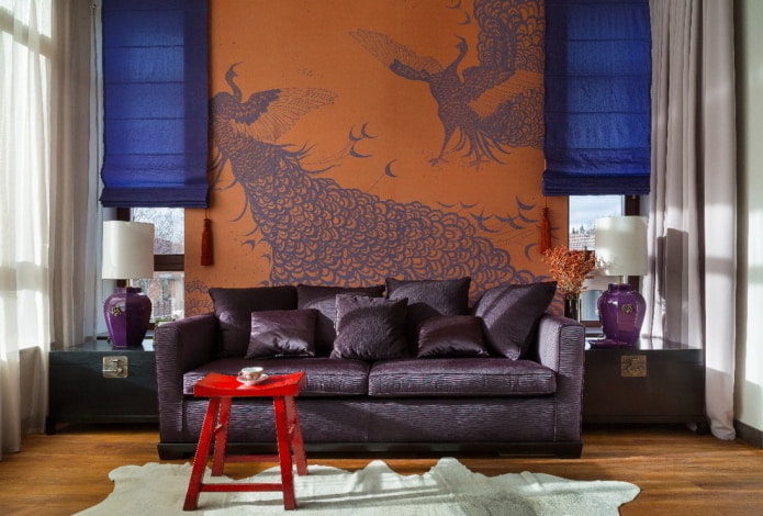 sala de estar com papel de parede laranja-violeta