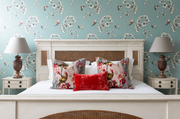 decoração de quarto com papel de parede azul