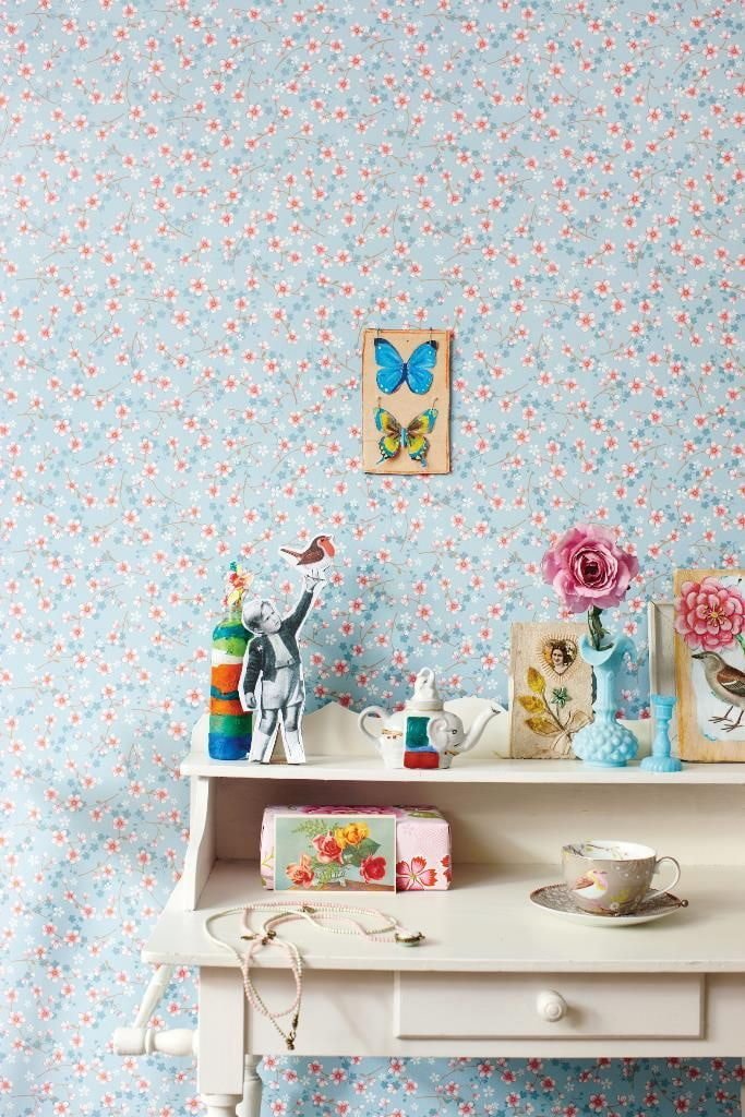 pequeno papel de parede floral no interior