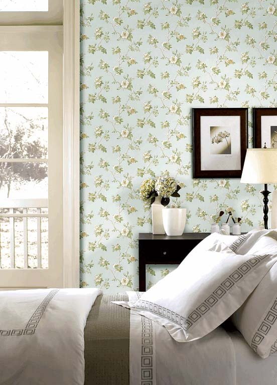 pequeno papel de parede floral no quarto