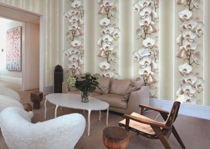 papel de parede com orquídeas no interior da sala de estar