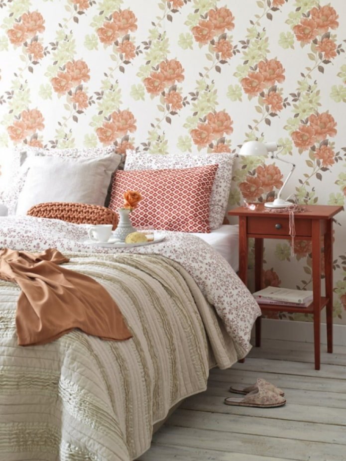 papel de parede com estampa floral no quarto