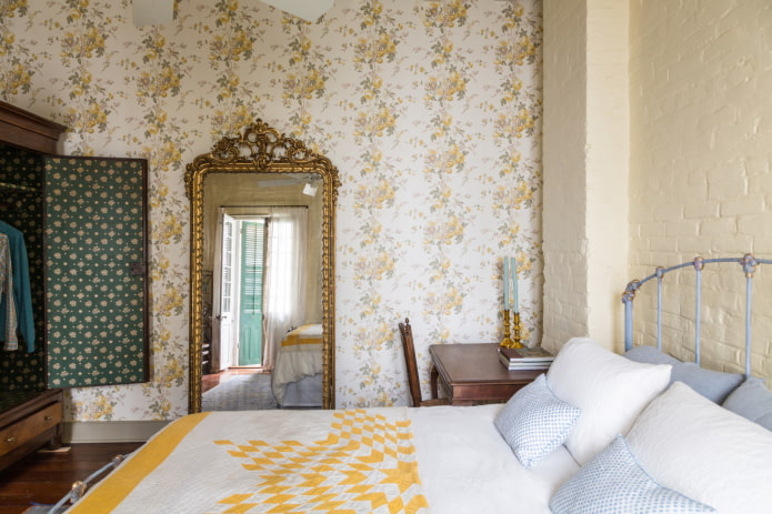 papel de parede com estampa floral no quarto