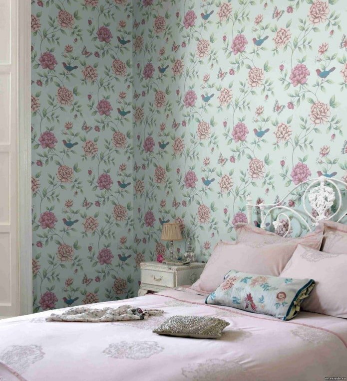 papel de parede com estampa floral no interior do quarto