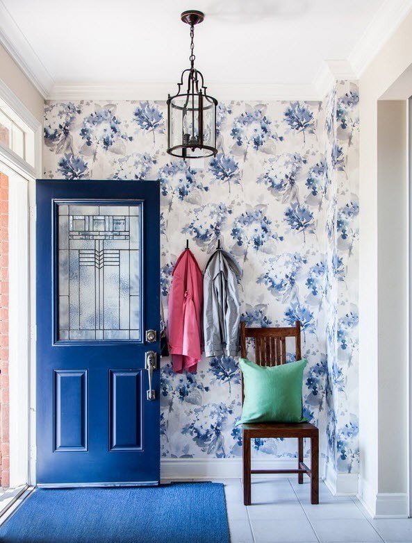 papel de parede com estampa floral no corredor