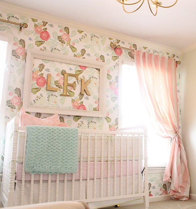 papel de parede com estampa floral no quarto de uma menina
