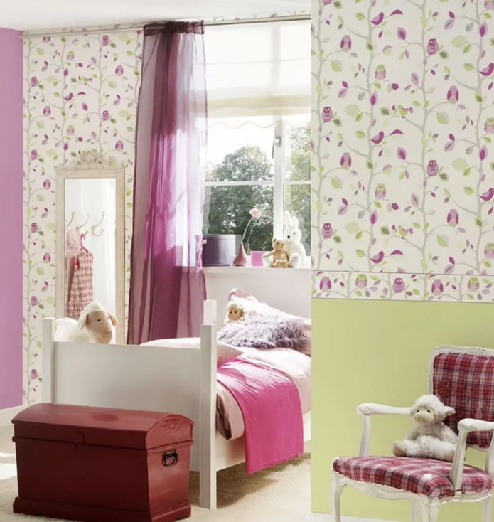 papel de parede com estampa floral no quarto de uma menina