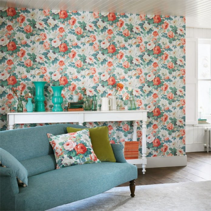 papel de parede com estampa floral na sala de estar