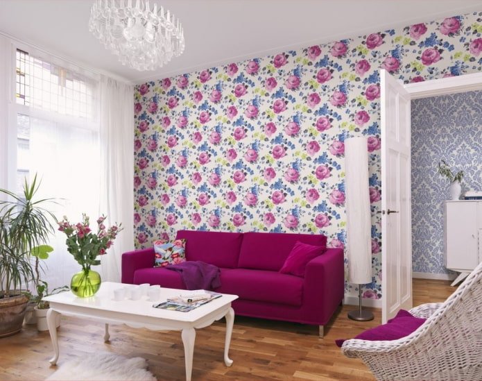 papel de parede com estampa floral no interior da sala de estar
