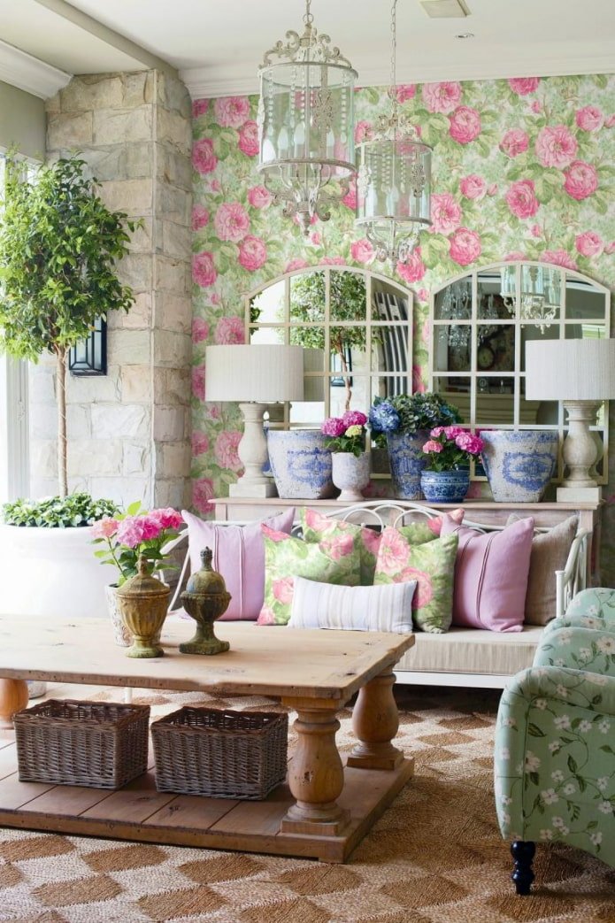 papel de parede com estampa floral na sala de estar