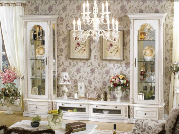 papel de parede floral em um interior clássico