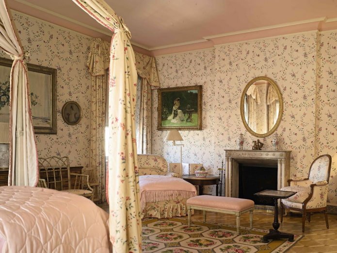 papel de parede com estampa floral no quarto em estilo vintage
