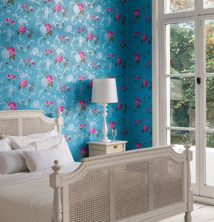 papel de parede com rosas no interior