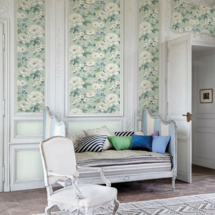 papel de parede floral em um interior clássico