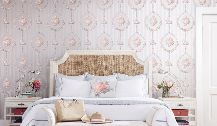 papel de parede listrado com flores no interior