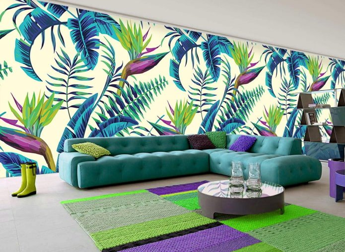 papel de parede com flores tropicais na sala de estar