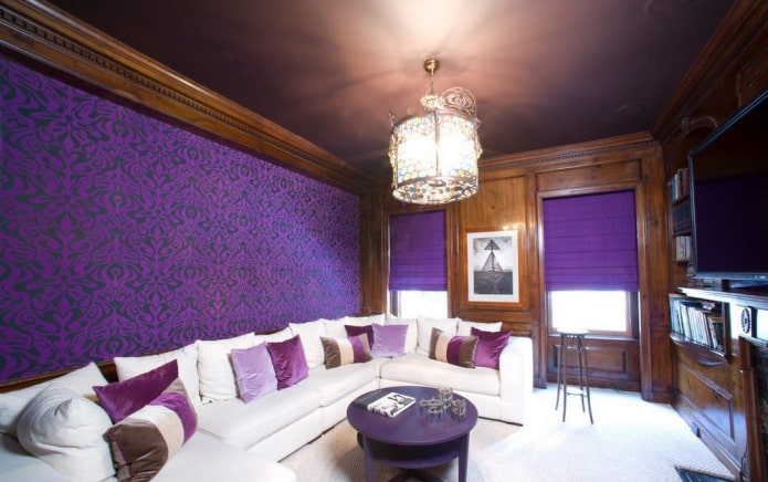 papel de parede roxo com enfeite de monograma