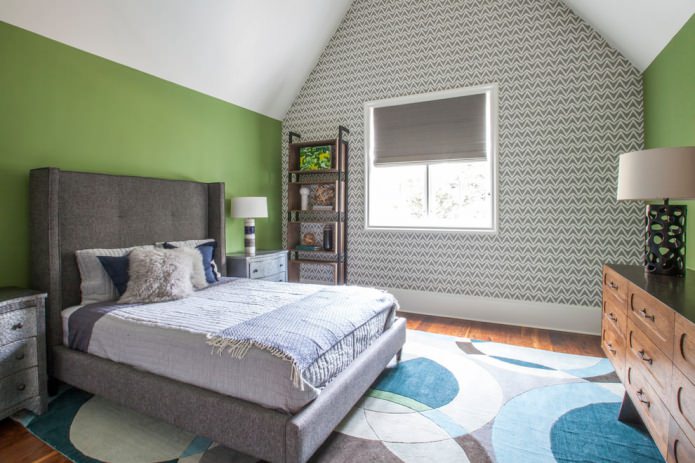 papel de parede branco e cinza e paredes verdes no quarto