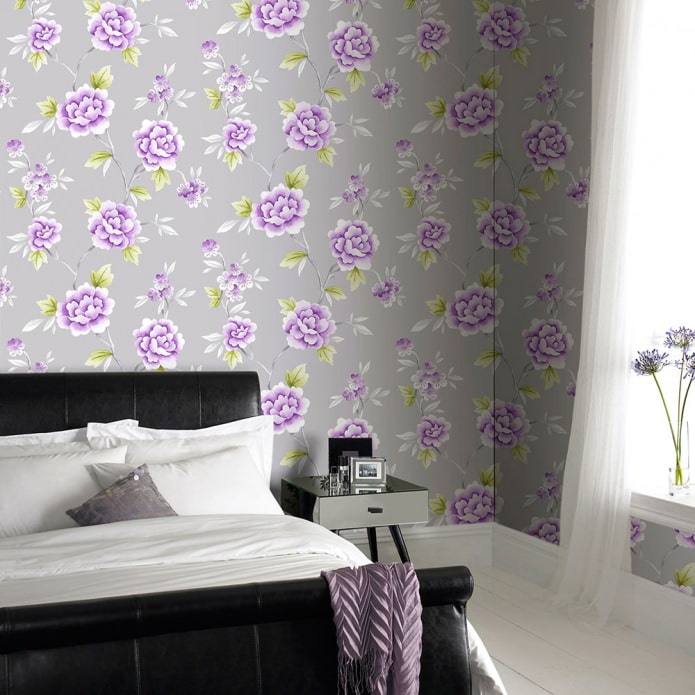 Papel de parede cinza-roxo no quarto