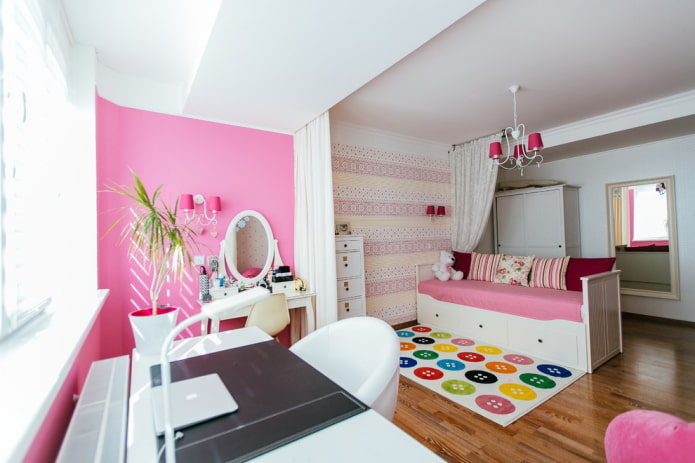 quarto infantil espaçoso com um espelho grande