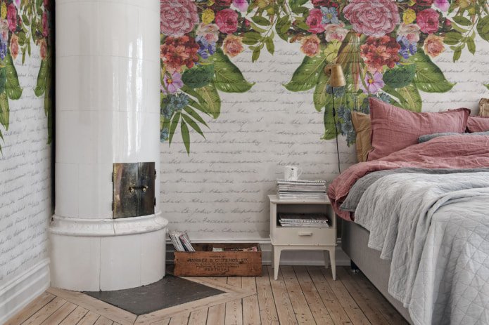 Quarto em estilo provençal com papel de parede fotográfico nas paredes