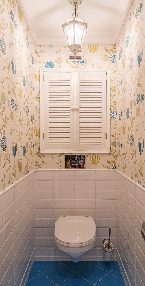 Papel de parede de papel no banheiro