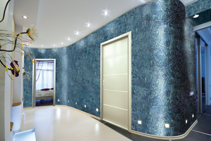 papel de parede veneziano azul no corredor