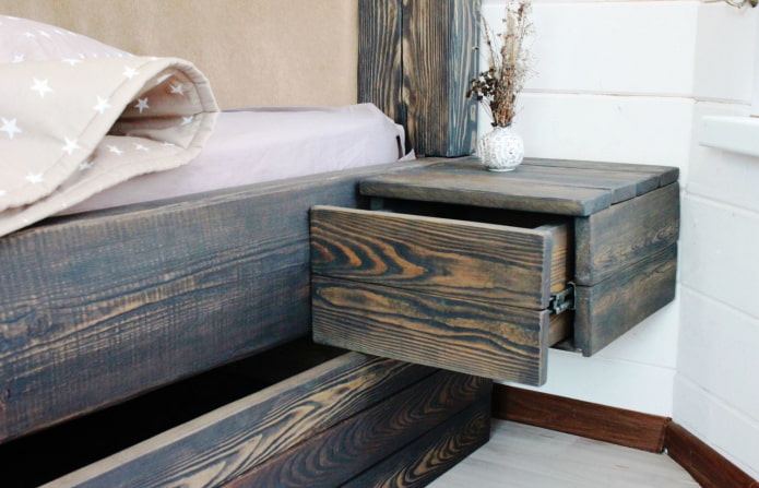 cama e mesa de cabeceira de madeira carbonizada