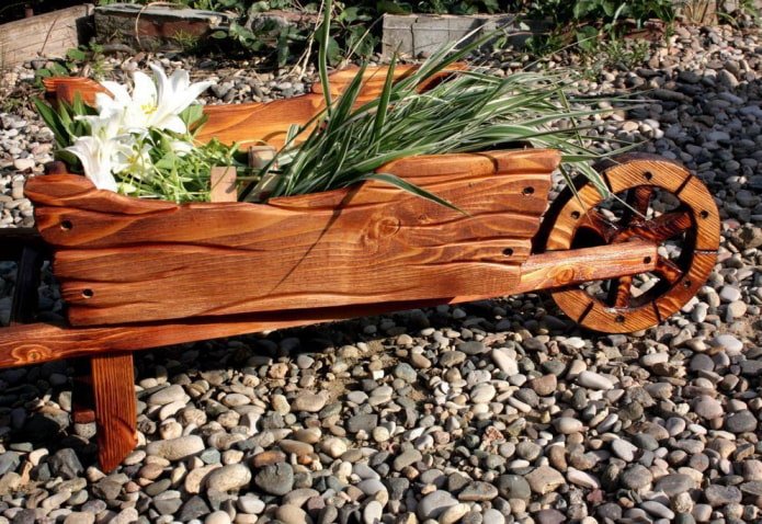 canteiro de flores em forma de carrinho feito de madeira queimada