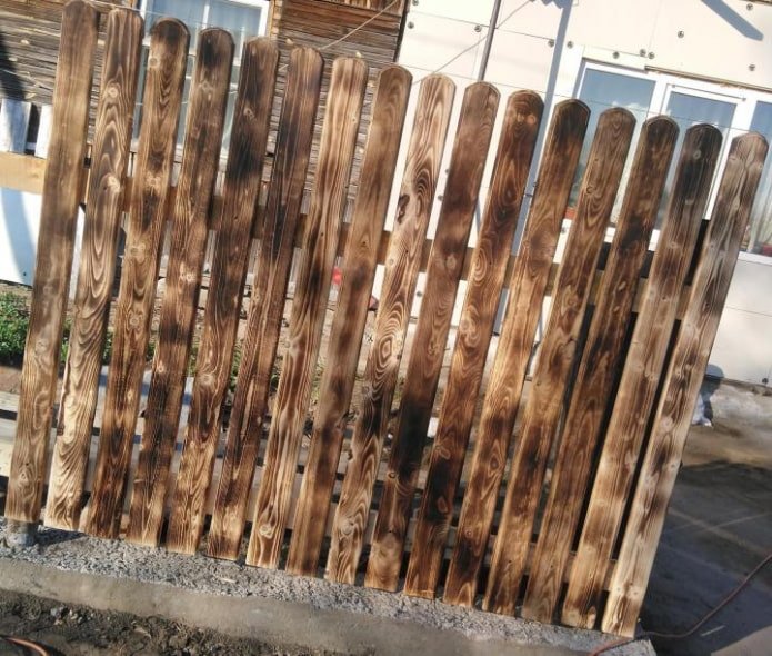 cerca feita de tábua queimada