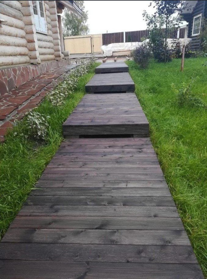 calçada feita de lariço queimado