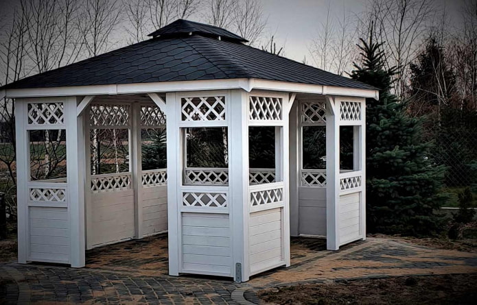 gazebo de tábuas brancas com decoração em ripas