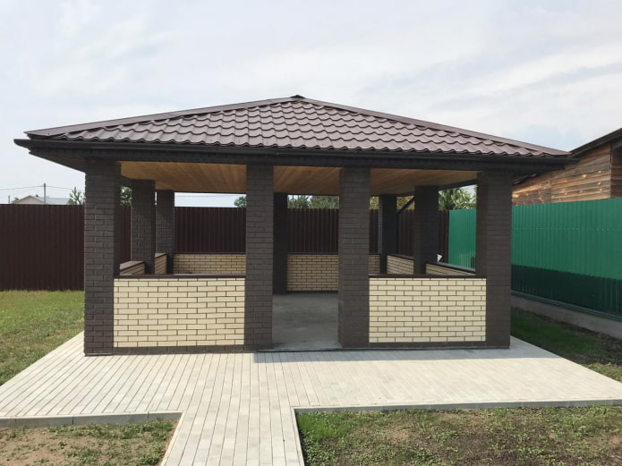acabamento do gazebo com ladrilhos de clínquer
