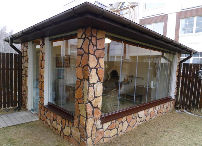 acabando as paredes de um gazebo com pedra artificial