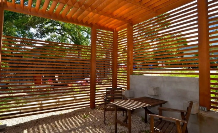 paredes de gazebo feitas de ripas