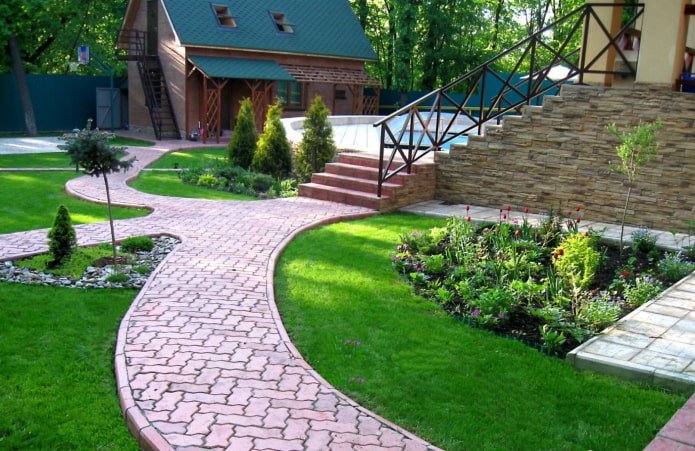 gramado com caminhos