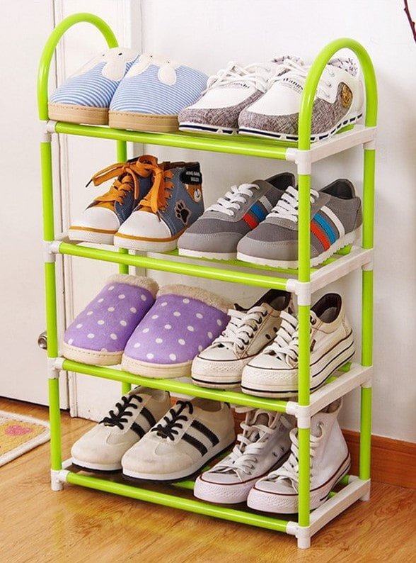 sapatos infantis no interior