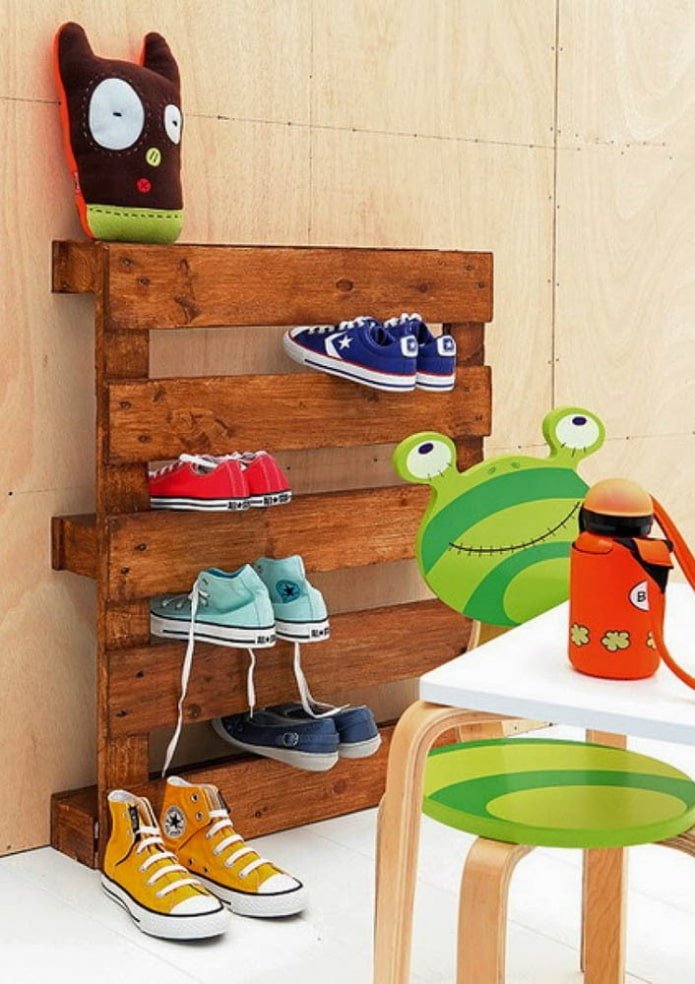 sapatos infantis no interior